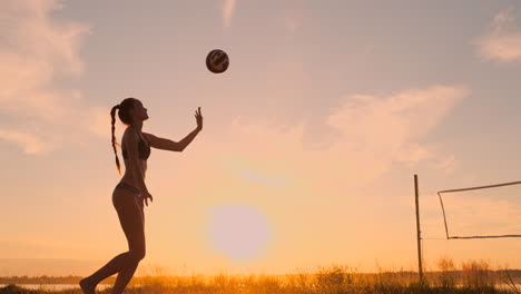 Aufschlag-Beim-Beachvolleyball-–-Frau-Schlägt-Beim-Beachvolleyballspiel-Auf.-Aufschlag-Mit-Überhand-Spike.-Junge-Leute-Haben-Spaß-In-Der-Sonne-Und-Führen-Einen-Gesunden,-Aktiven-Sport-Lebensstil-Im-Freien